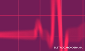 Primer plano de una pantalla de un electrocardiograma.